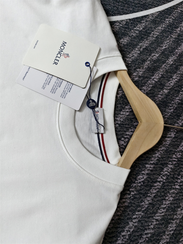 モンクレールTシャツ側面デザイン